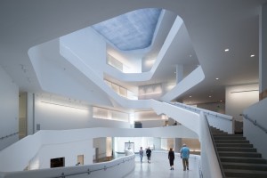 The new Visual Arts Building at the University of Iowa is designed to open up access and views to all art-making activities, and serves as a pathway through which the campus circulates. Credit Iwan Baan  