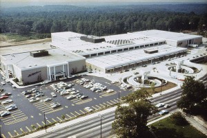A view of Phipps Plaza, taken in 2006. This image is provided by Atlanta Chamber of Commerce Photographs, Atlanta History Center.